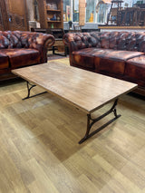 Sohvapöytä L. 130cm, S.65,5cm ja K. 41cm.