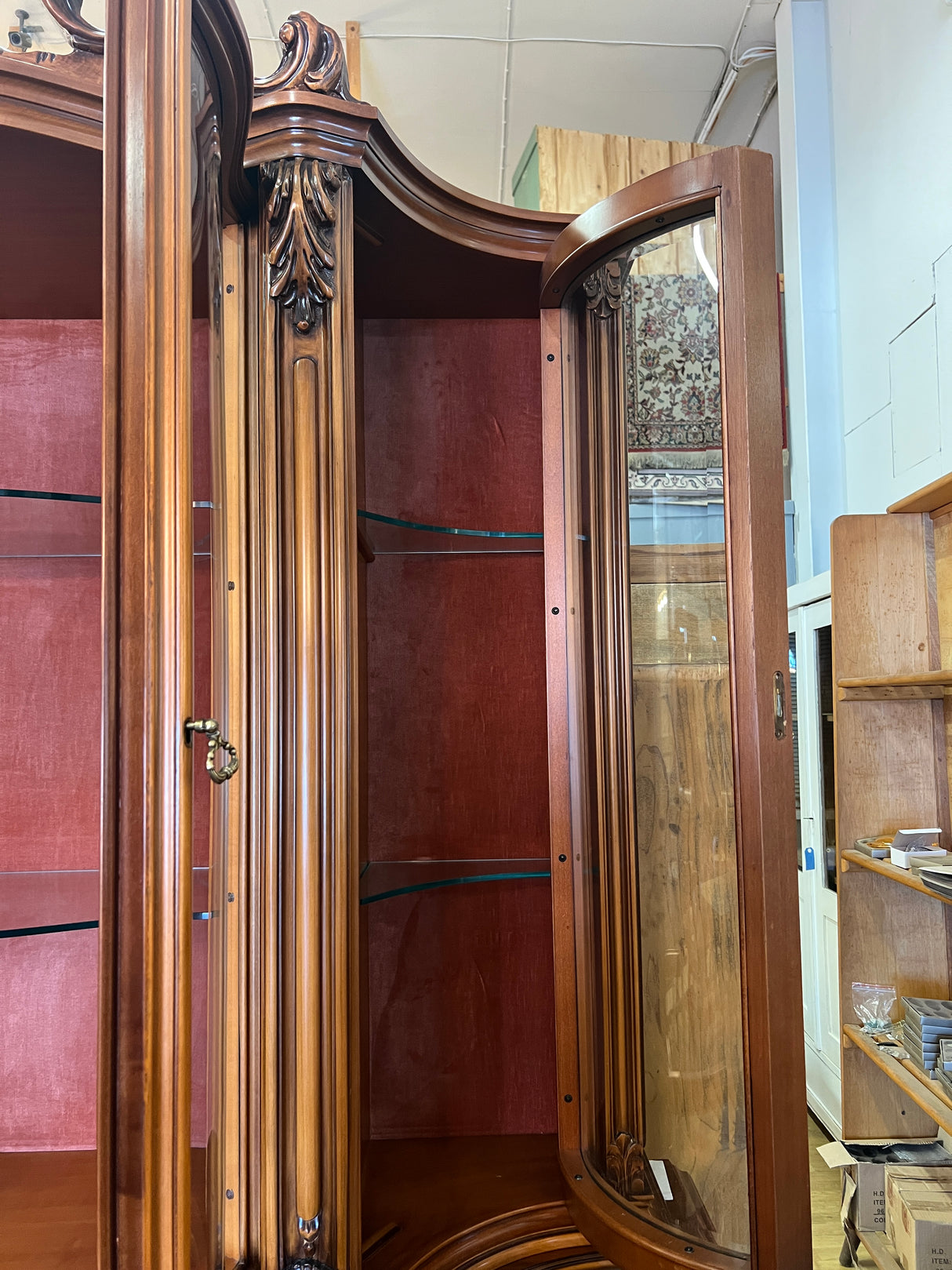 Uskomattoman kaunis italialainen ruokasalikalustokokonaisuus. Pöytä + 6 tuolia, astiakaappi, senkki + peili.