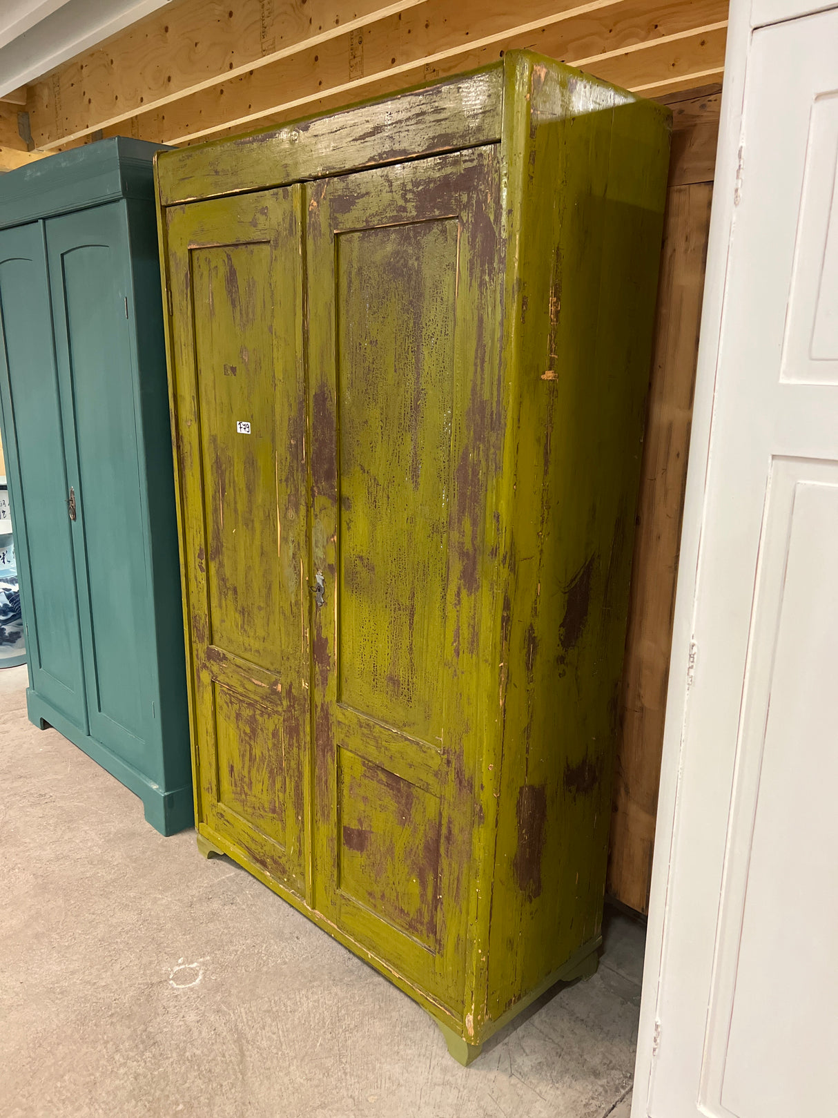 Hieno patinoitunut vaatekaappi L. 111cm, S. 45cm ja K. 187cm.