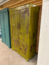 Hieno patinoitunut vaatekaappi L. 111cm, S. 45cm ja K. 187cm.