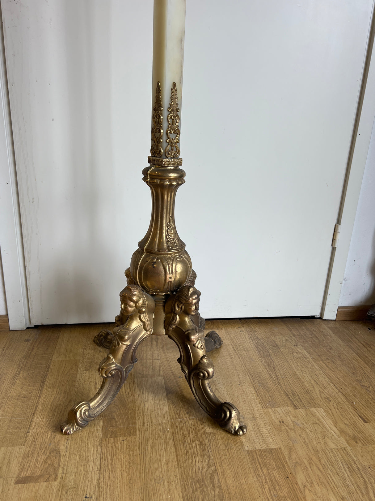 Messinki/pronssi/marmori naulakko K. 187cm