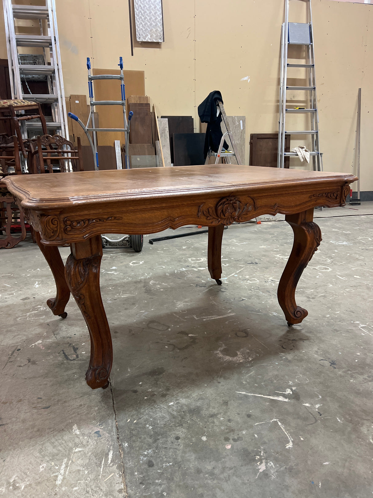 Rokokoo ruokapöytä Pituus. 135cm ja leveys 105cm. Korkeus 76cm. + jatkot.