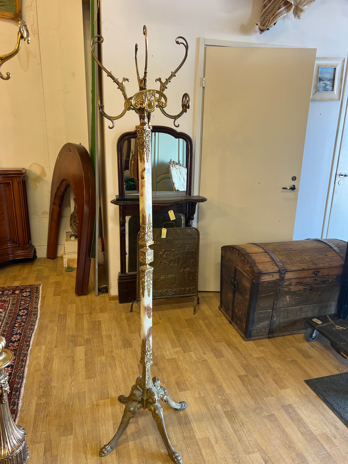 Pronssi/messinki ja marmorinen pystynaulakko K. 176cm