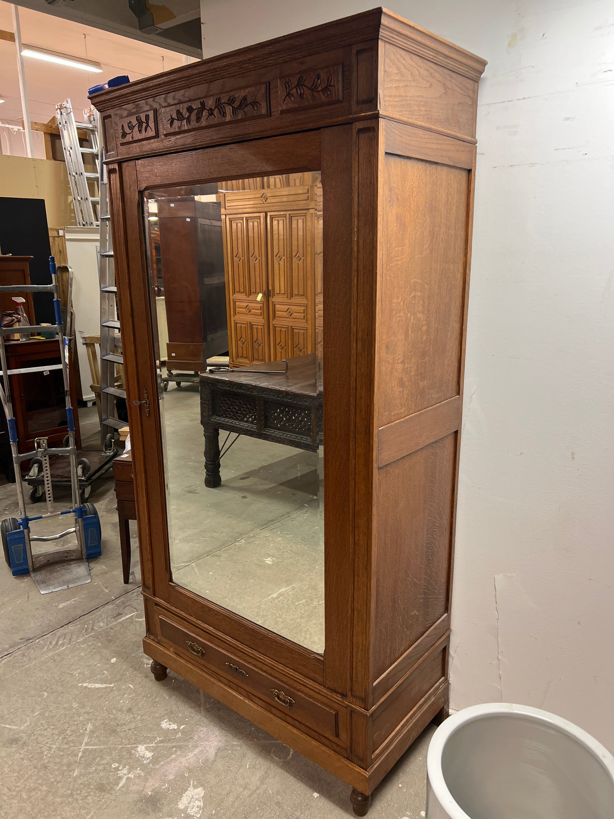 Beautiful single-door wardrobe W 102.5cm, D 49cm and H 200.5cm