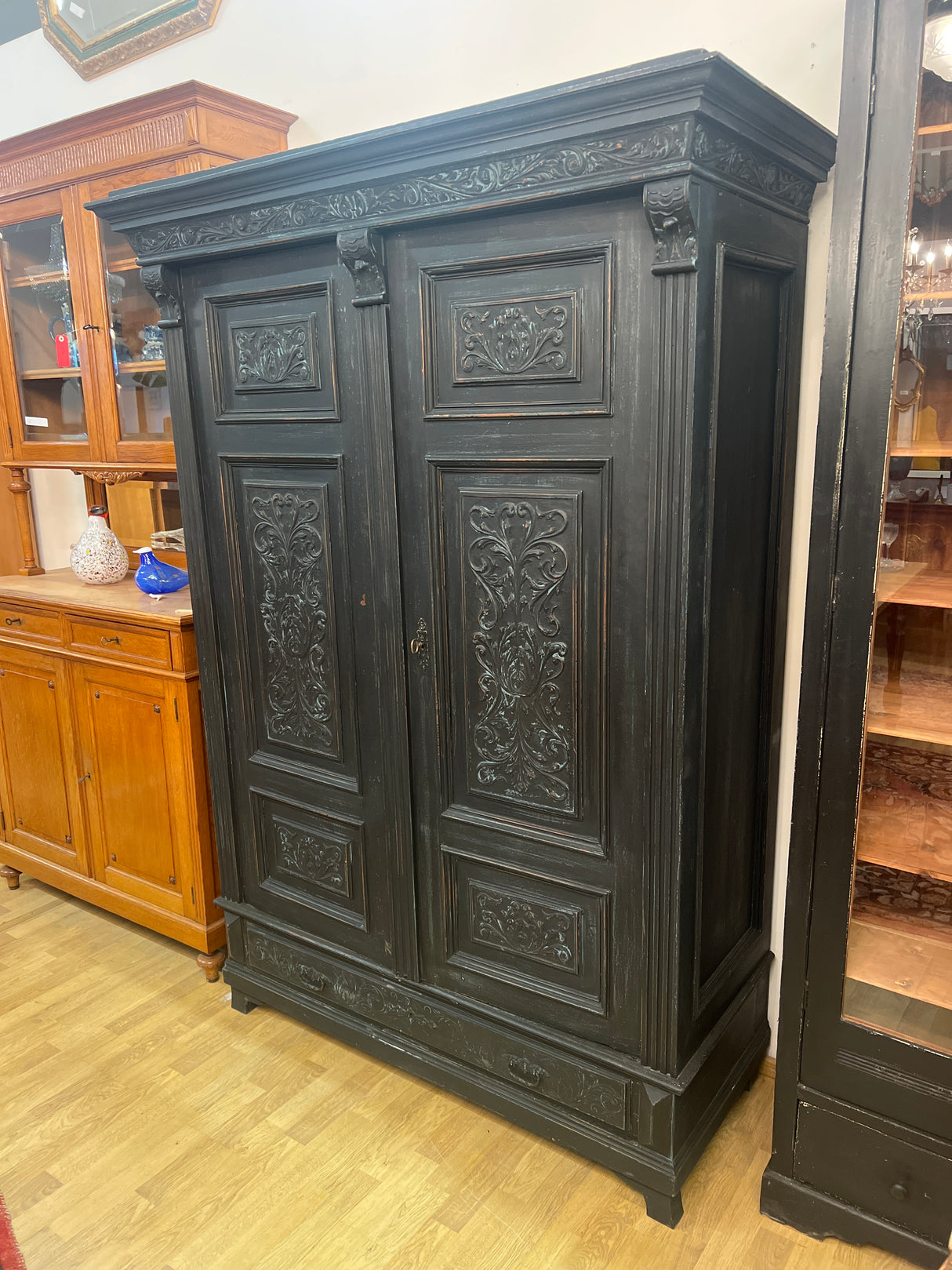 Upea musta vaatekaappi L 134,5cm, S. 60cm ja K. 192cm.