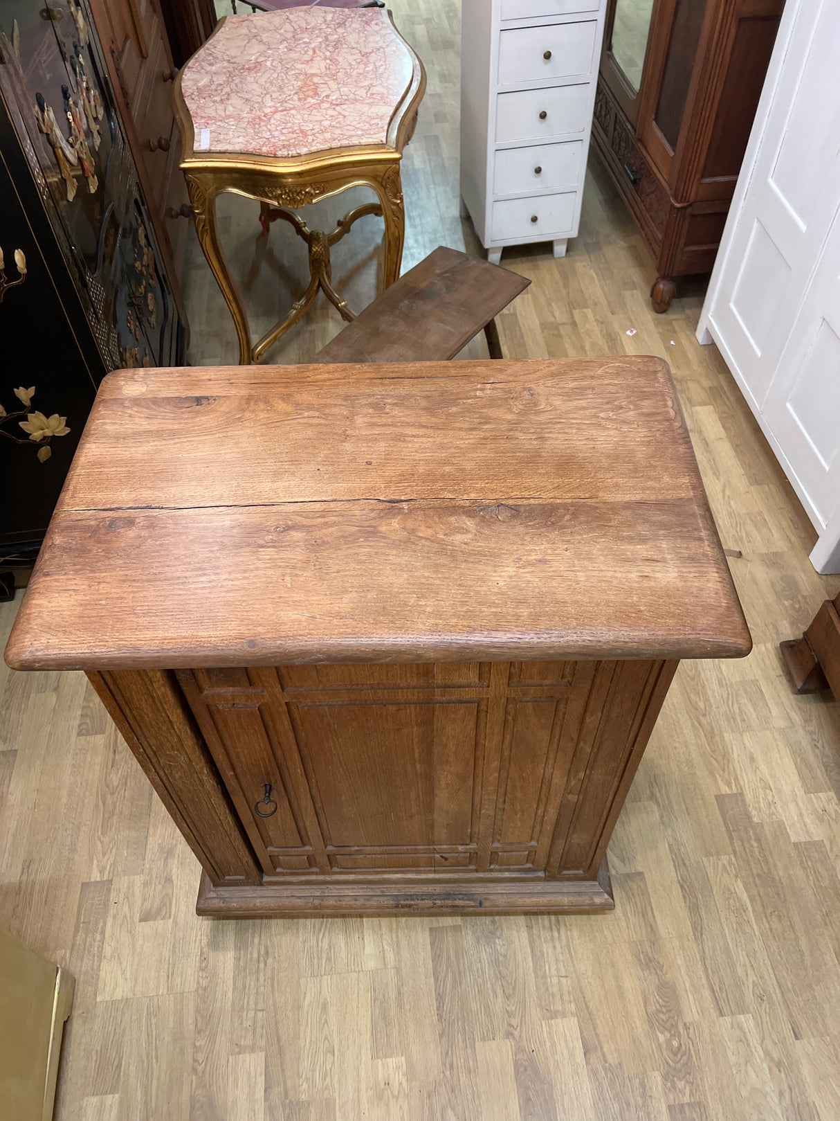 Huikea tammikaappi L. 82,5cm, S. 50cm ja K. 99,5cm