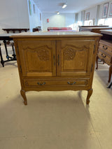 Rokokoo lipasto L. 88,5cm, S. 44,5cm ja K. 84,5cm.