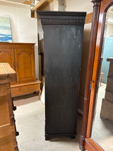 Upea musta vitriinikaappi L.124.5cm, S.58cm, K.186.5cm