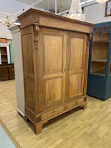 Upea tammi vaatekaappi L. 151,5cm, S. 52cm ja K. 198cm