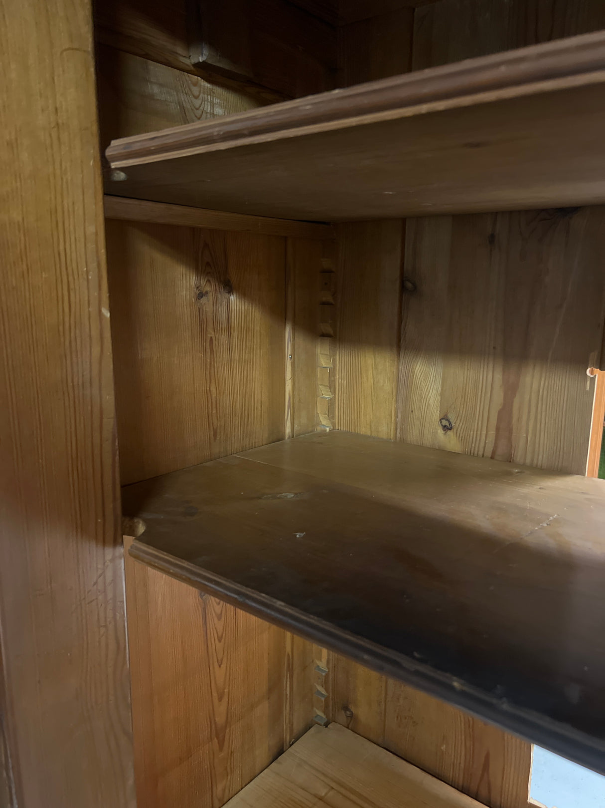 Barokki vaatekaappi L. 139,5cm, S. 66cm ja K. 199cm