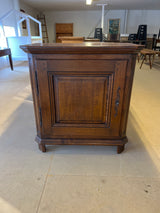 Tamminen minikaappi L. 84,5cm, S. 49cm ja K. 87,5cm.