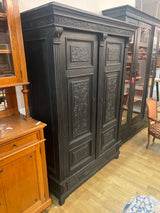 Upea musta vaatekaappi L 134,5cm, S. 60cm ja K. 192cm.