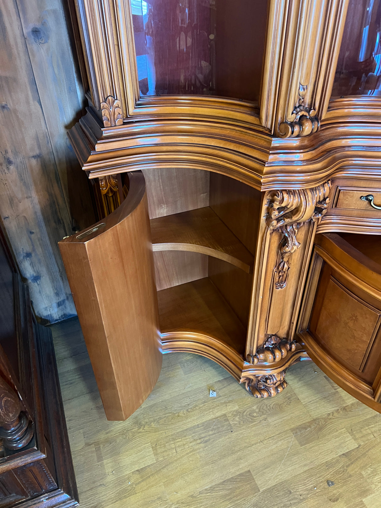 Uskomattoman kaunis italialainen ruokasalikalustokokonaisuus. Pöytä + 6 tuolia, astiakaappi, senkki + peili.