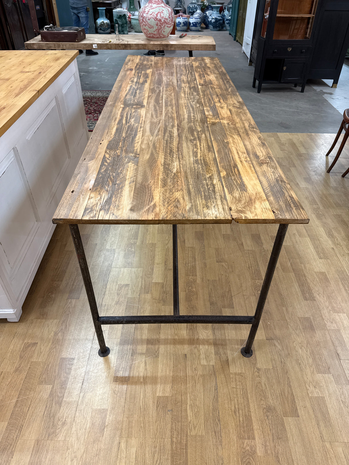 Metallijalkainen pöytä P.239.5cm L.77.5cm K.82cm