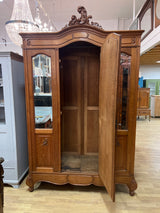 Kaunis rokokoo tammivaatekaappi L. 147cm, S. 60cm ja K. 233cm.