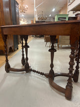 Kierrebarokki siivupöytä L. 112cm, S. 43,5cm ja K. 76cm.