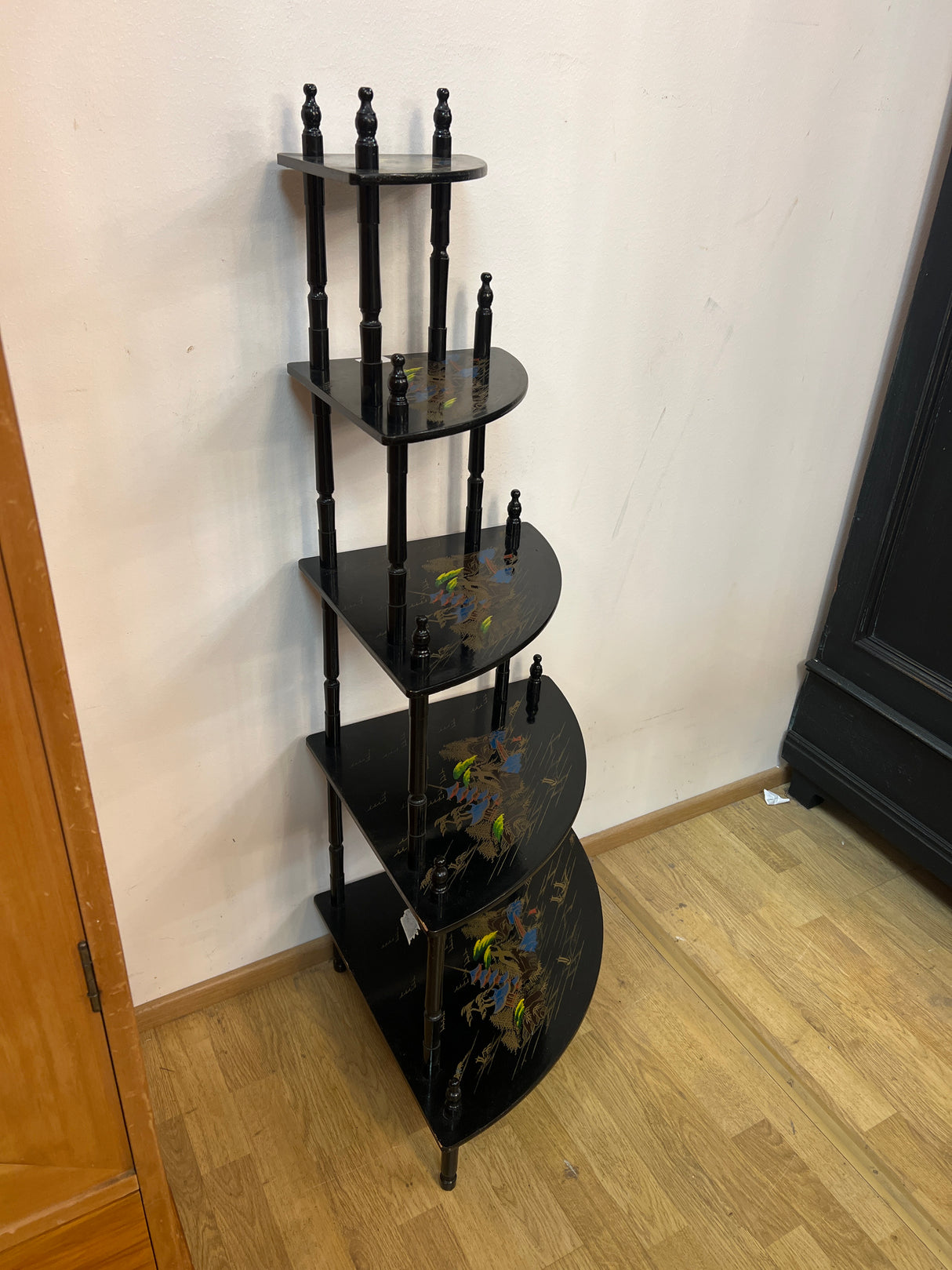 Kiinalainen kukkuhyllykkö K. 121cm, leveys ja syvyys 45cm