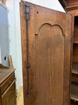 Tamminen vaatekaappi L. 121cm, S. 49cm ja K. 194cm