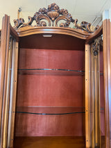 Uskomattoman kaunis italialainen ruokasalikalustokokonaisuus. Pöytä + 6 tuolia, astiakaappi, senkki + peili.