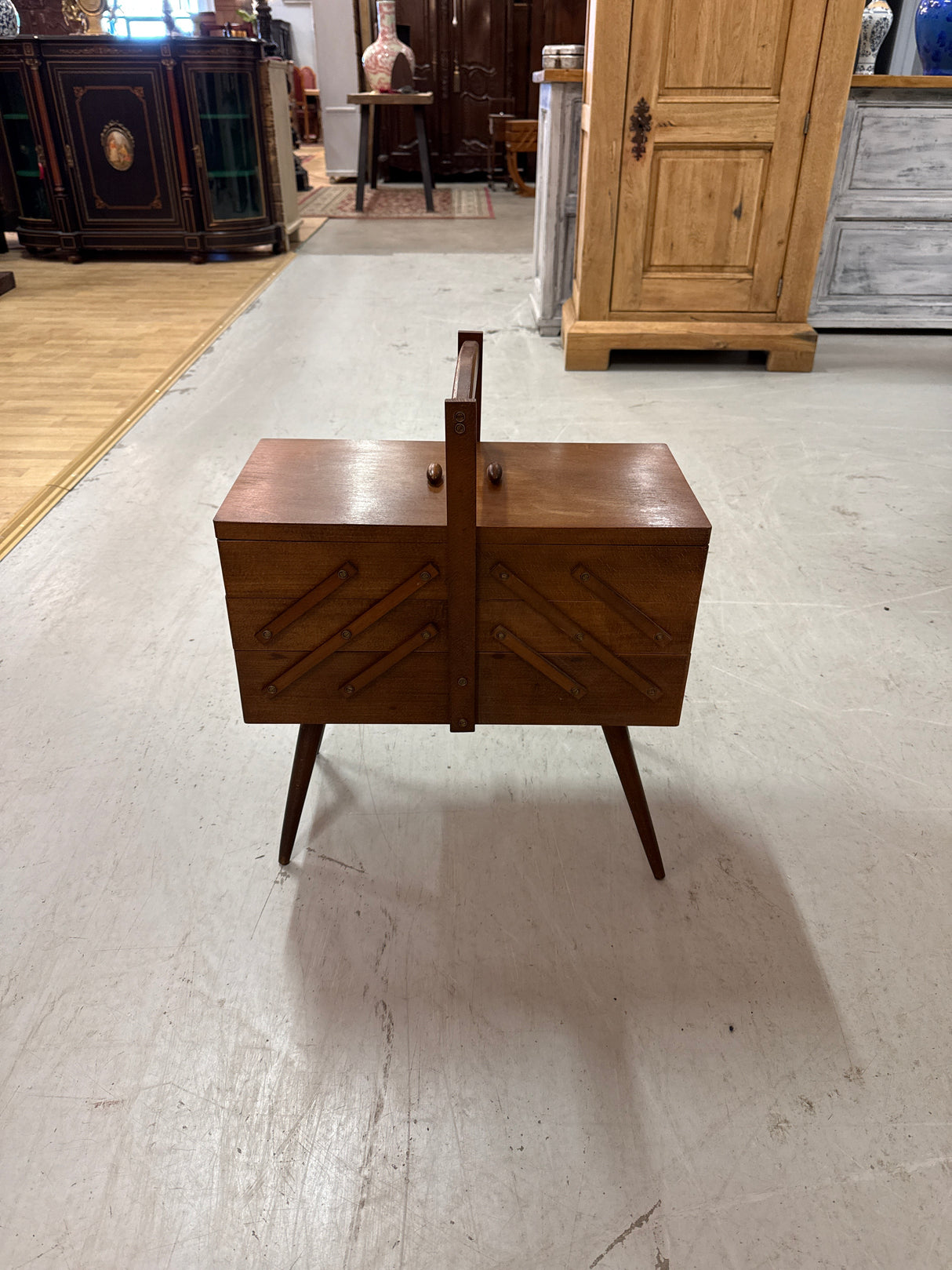 Upea ompelupakki 1950-luvulta L.51cm, S.28cm, K.62cm