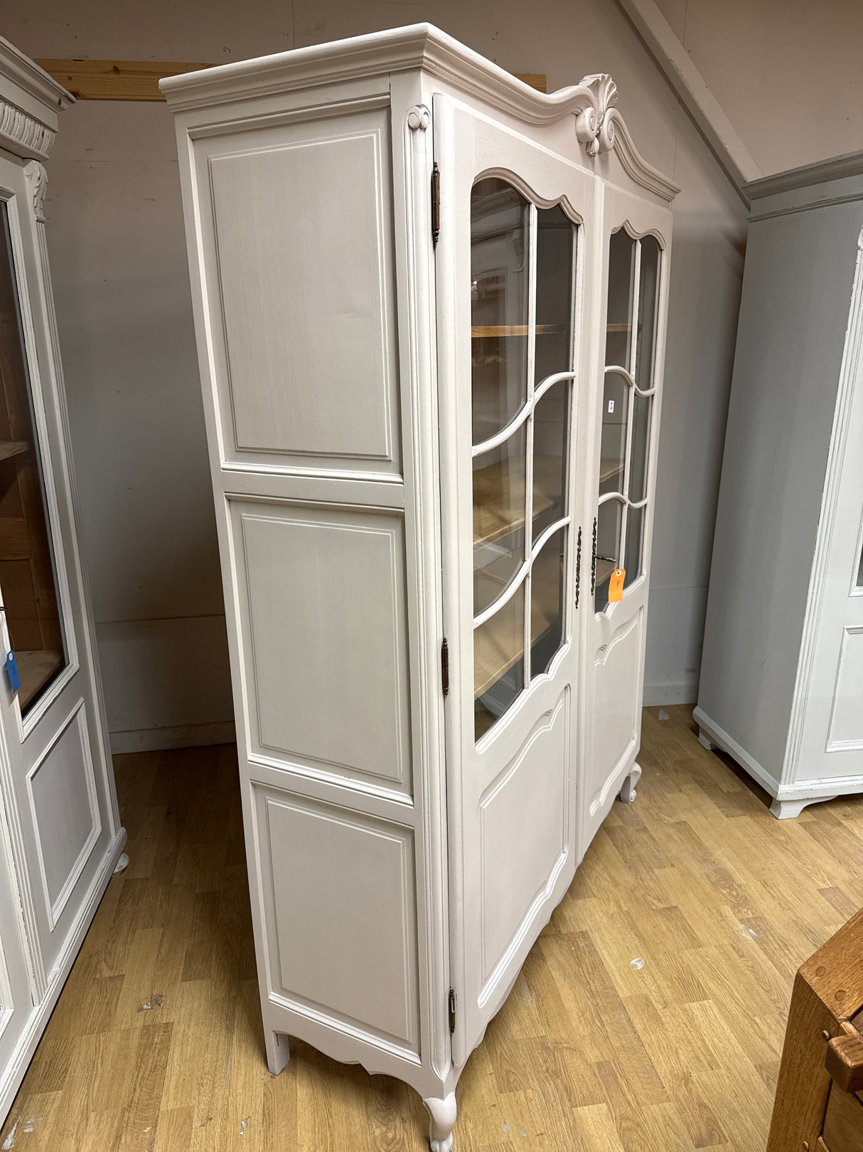 Kaunis tammivitriini L.134cm, S.42cm, K.184.5cm