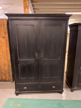 Vaatekaappi L. 128cm, S. 44cm ja K. 184,5cm