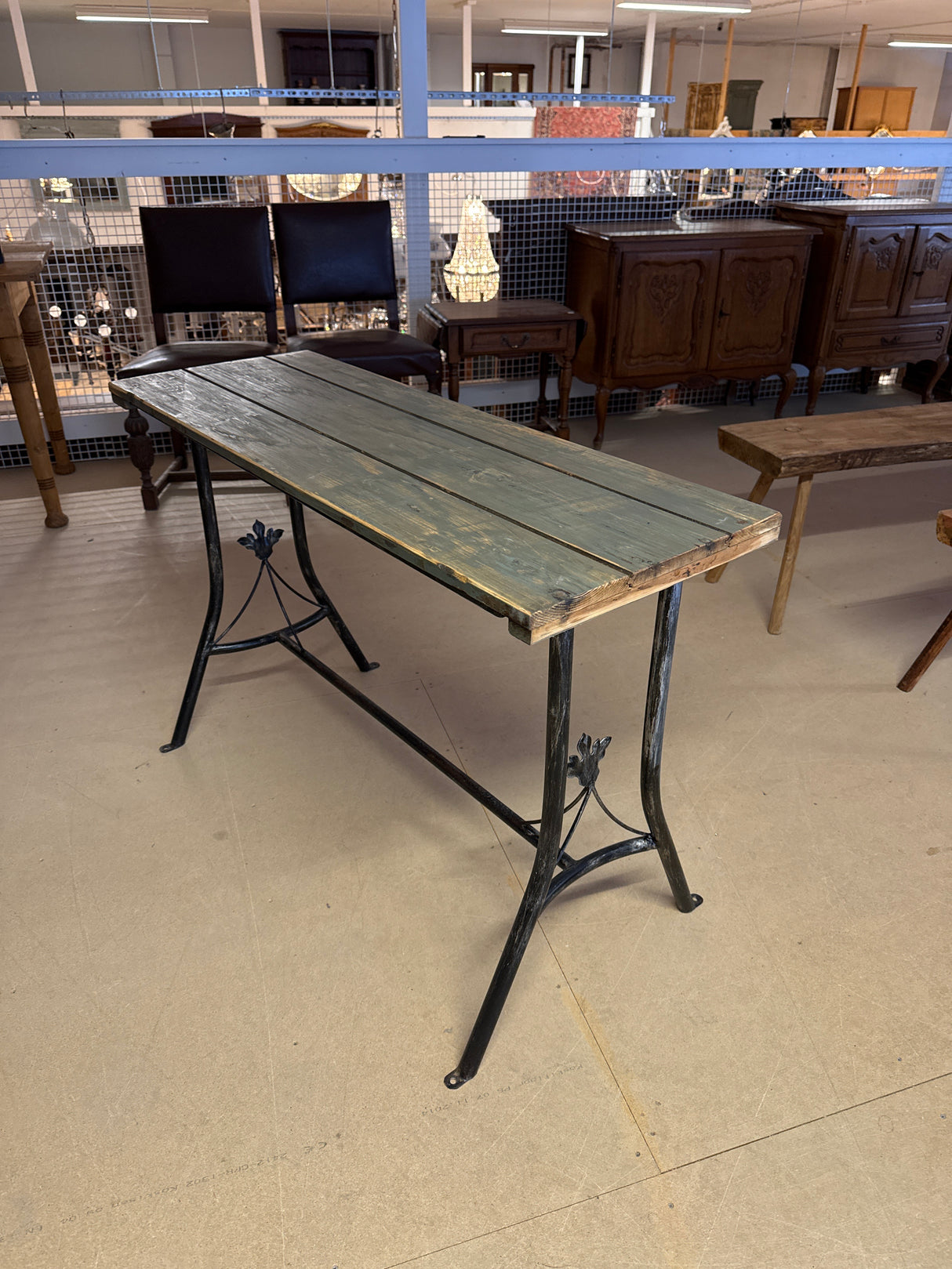 Upea metallijalkainen sivupöytä/ pöytä P.112cm L.41cm, K.74cm