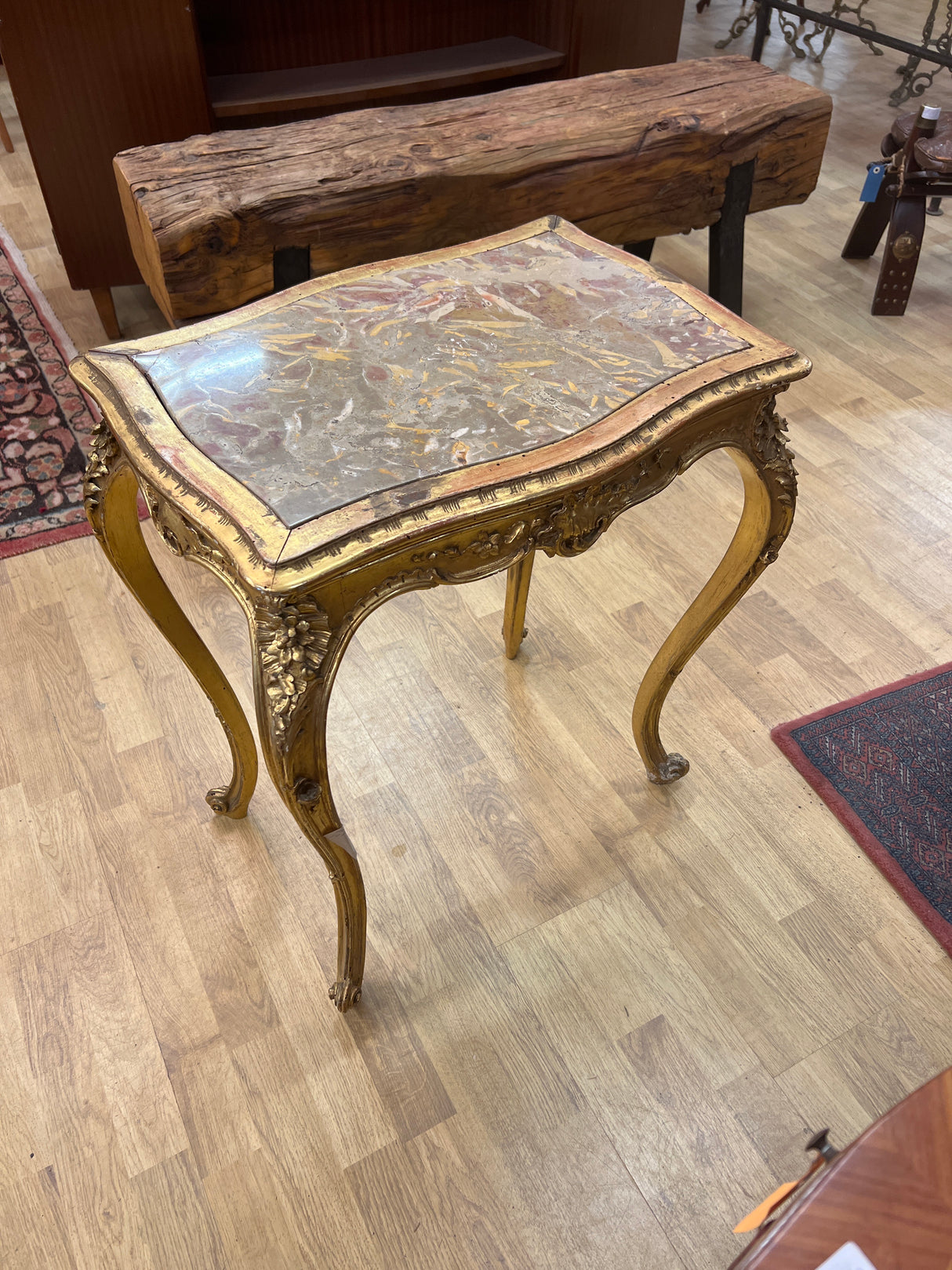 Upea puupöytä marmori kannella😍 L. 57cm, S. 40cm ja K. 66,5cm