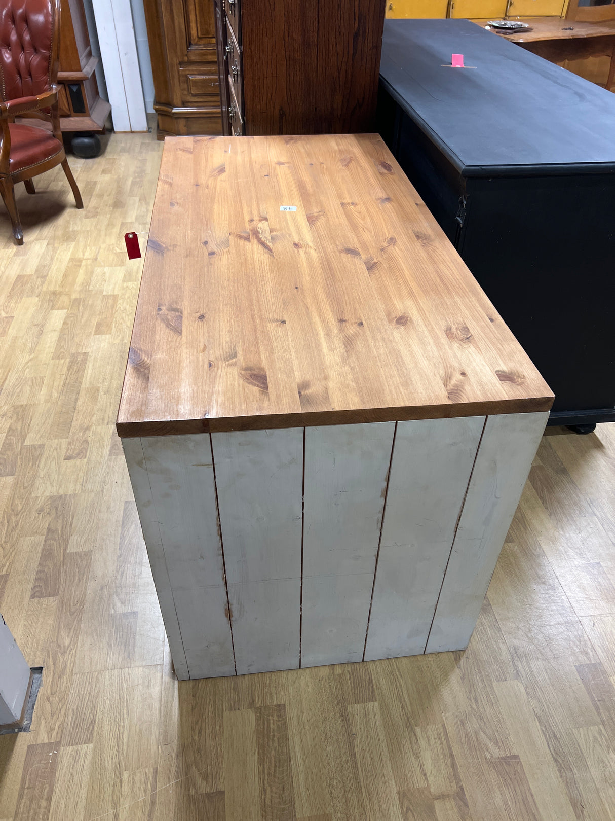 Desk W.130cm, D.65cm and H.73.5cm.