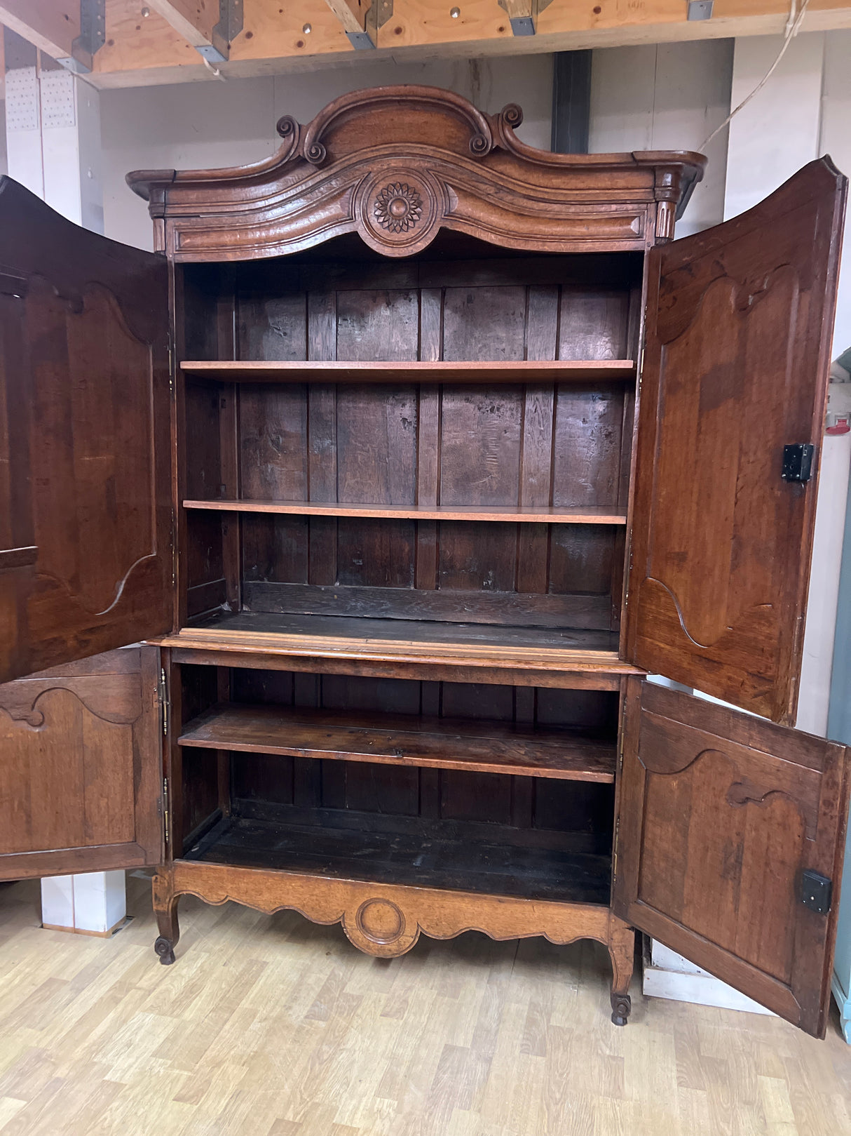Upea 1800-luvun rokokoo astiakaappi L. 150cm, S. 50,5cm ja K. 240cm