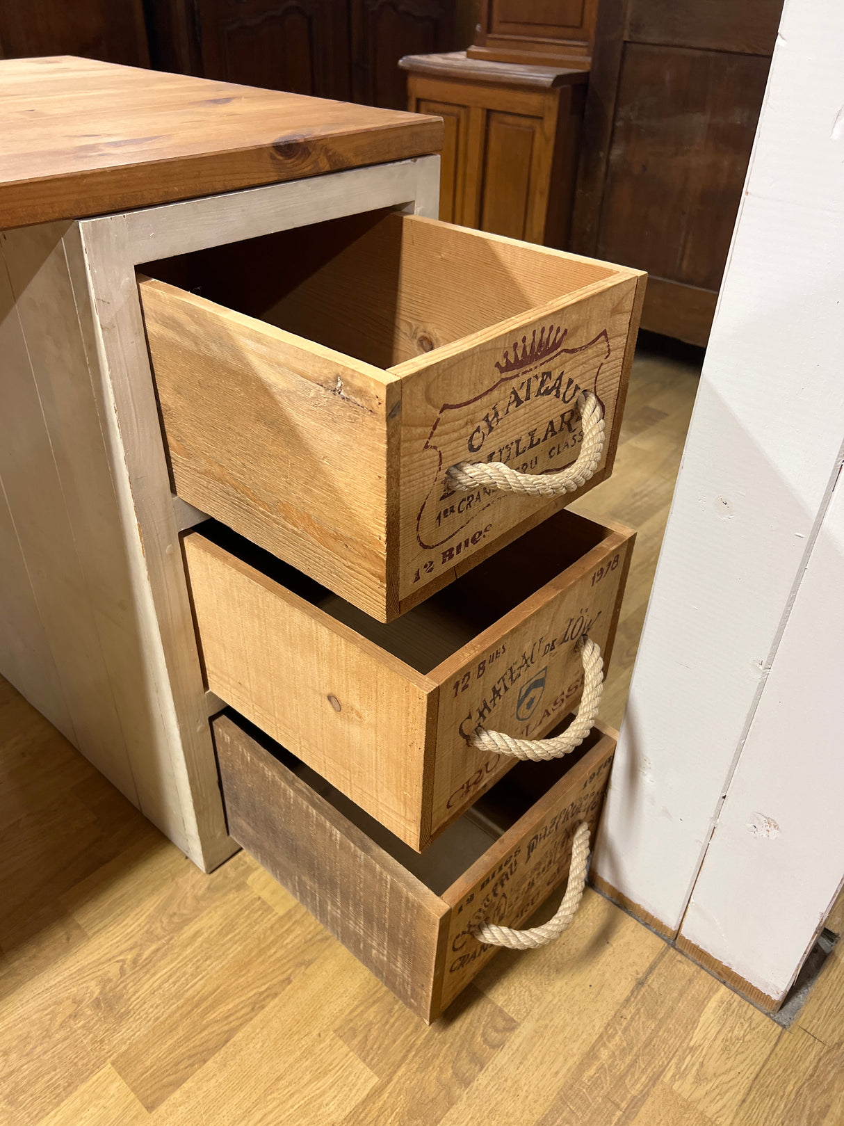 Desk W.130cm, D.65cm and H.73.5cm.