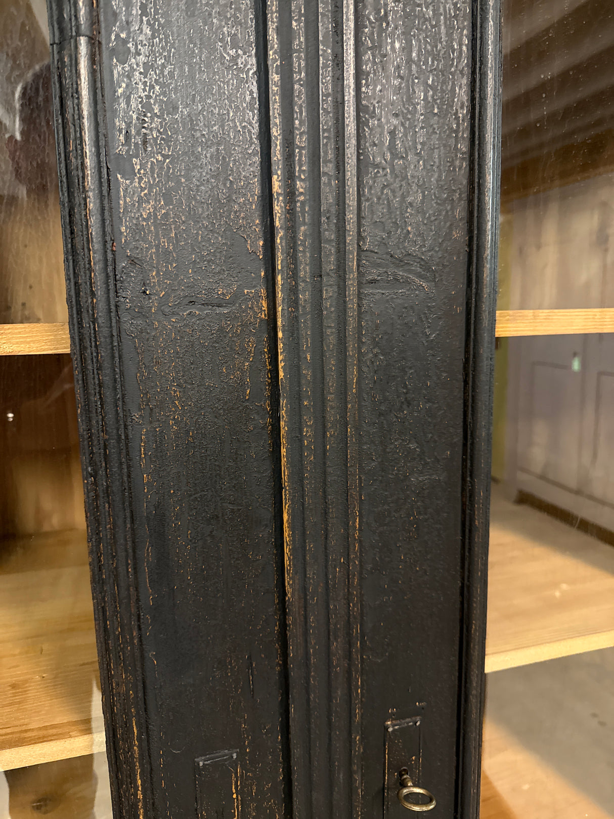 Upea musta vitriinikaappi L.124.5cm, S.58cm, K.186.5cm