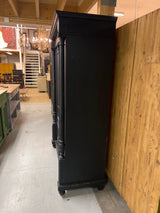 Upea musta vaatekaappi L. 131cm, S. 58cm ja K. 192,5cm