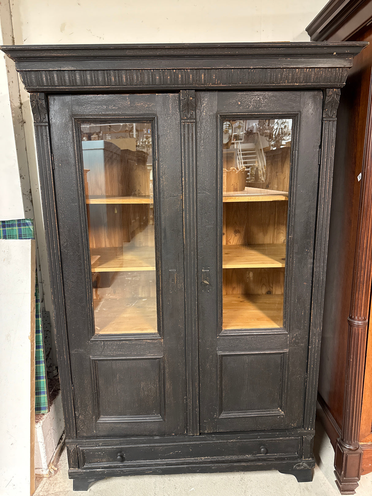 Upea musta vitriinikaappi L.124.5cm, S.58cm, K.186.5cm