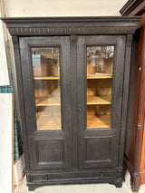 Upea musta vitriinikaappi L.124.5cm, S.58cm, K.186.5cm