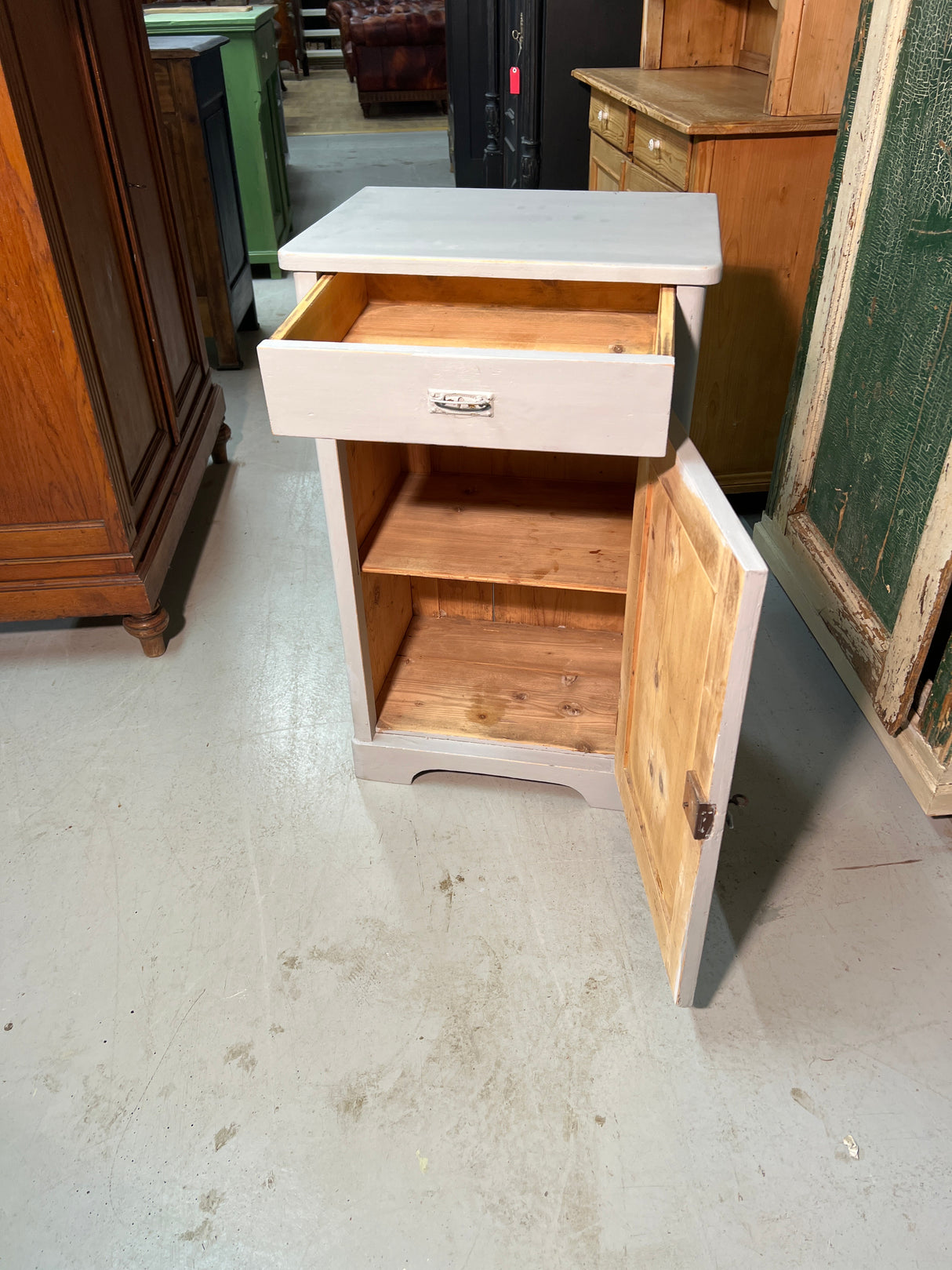 Pieni talonpoikais lipasto L. 45cm, S. 40,5cm ja K. 88cm.