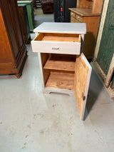 Pieni talonpoikais lipasto L. 45cm, S. 40,5cm ja K. 88cm.