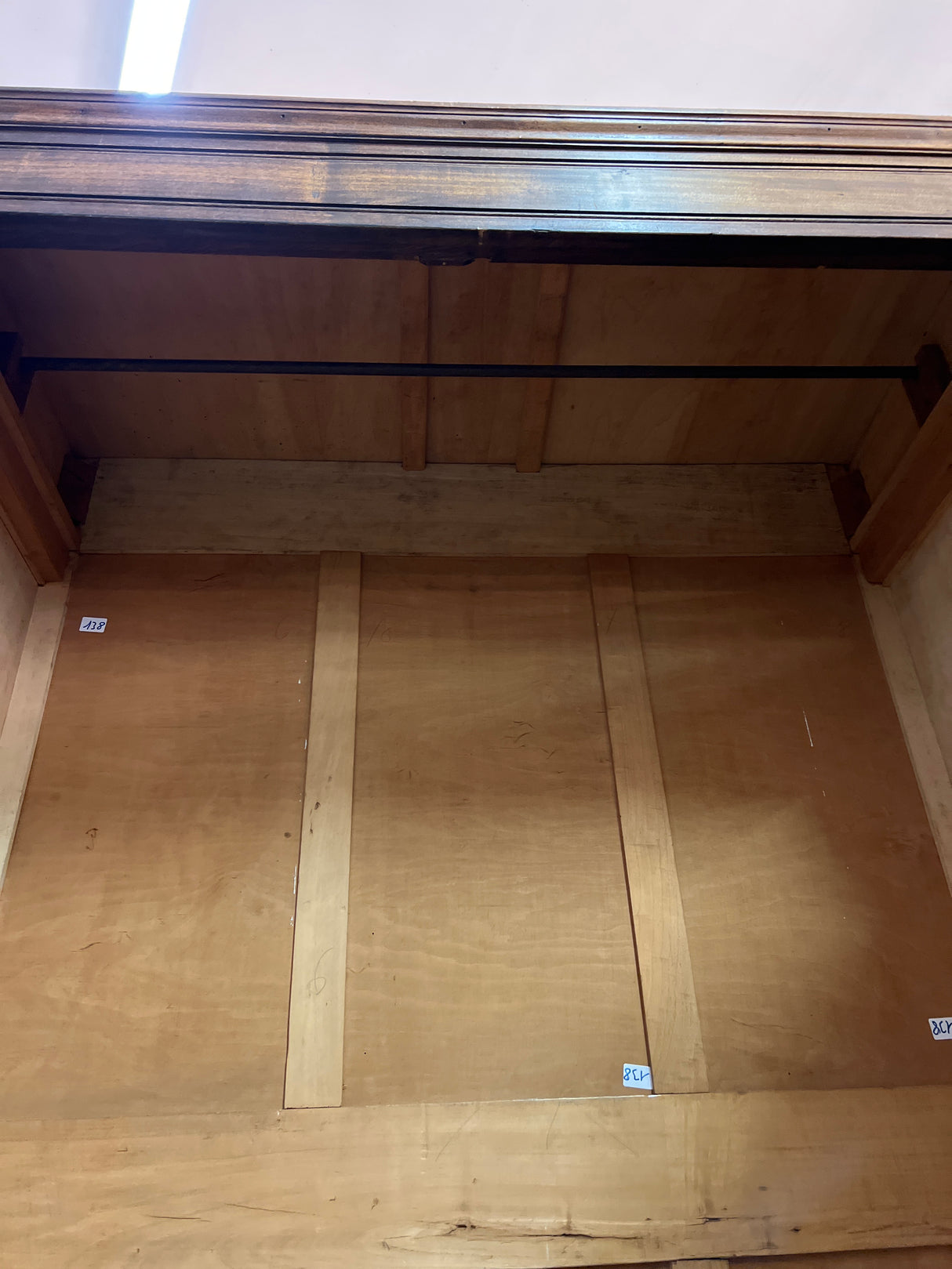 Vaatekaappi L. 125cm, S. 56cm ja K. 213cm