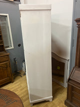 Valkoinen vitriinikaappi L. 132,5cm, S. 51cm ja K. 198cm.