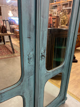 Hieno patinoitunut vaatekaappi peili ovilla. L. 121cm, S. 50cm ja K. 168,5cm