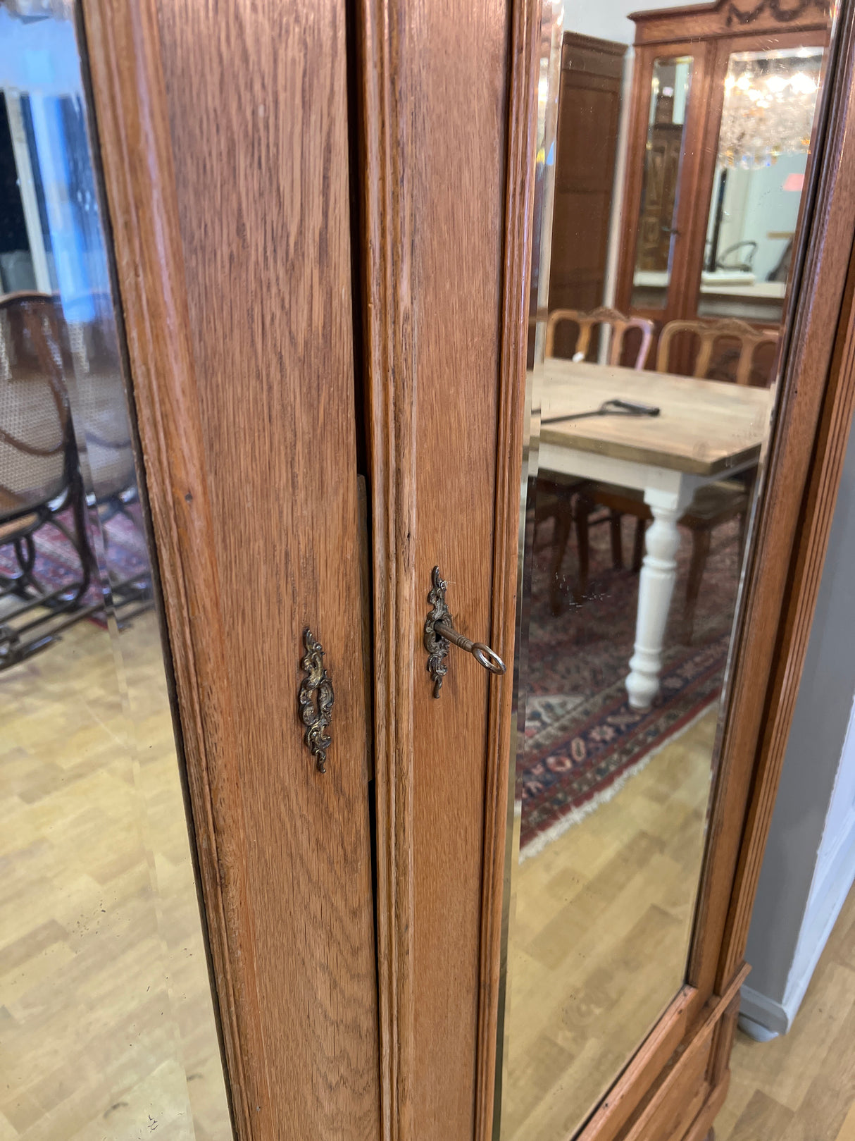 Kaunis tamminen peiliovi vaatekaappi L. 147,5vm, S. 55cm ja K. 240cm