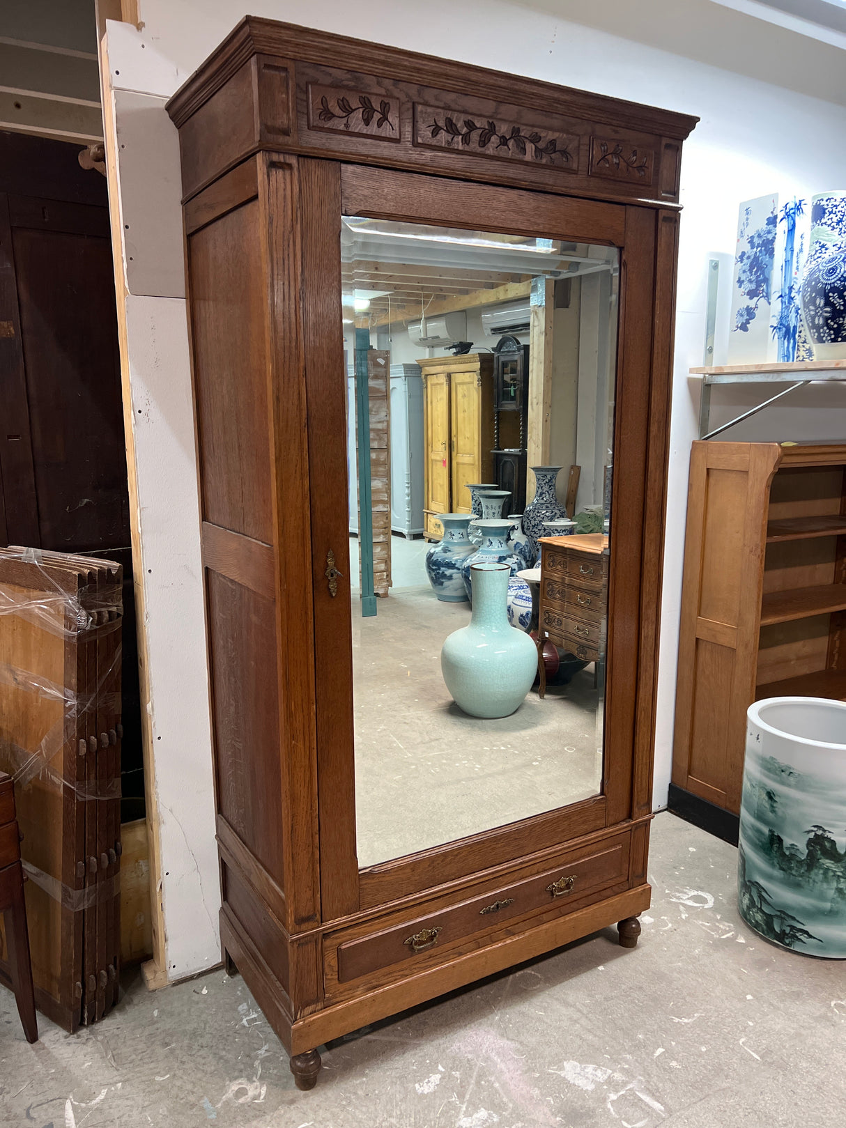 Beautiful single-door wardrobe W 102.5cm, D 49cm and H 200.5cm