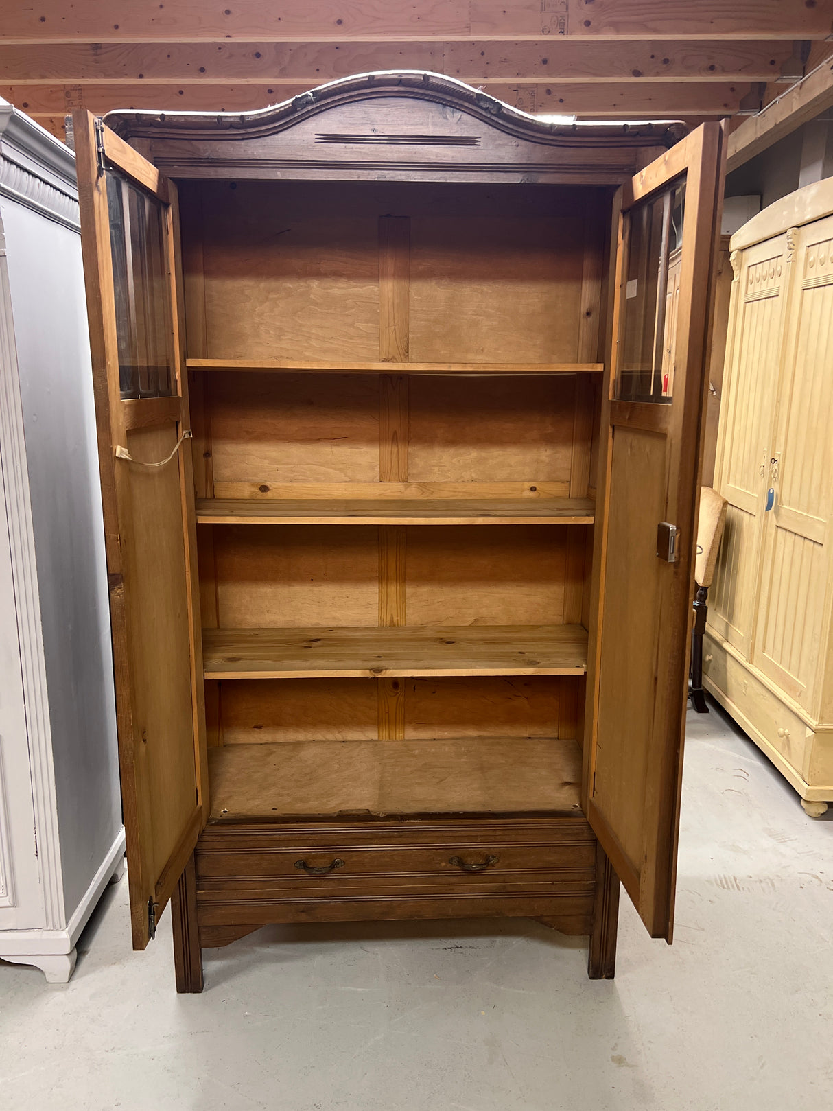 Jugend vitriinikaappi L. 105cm, S. 44cm ja K. 187,5cm