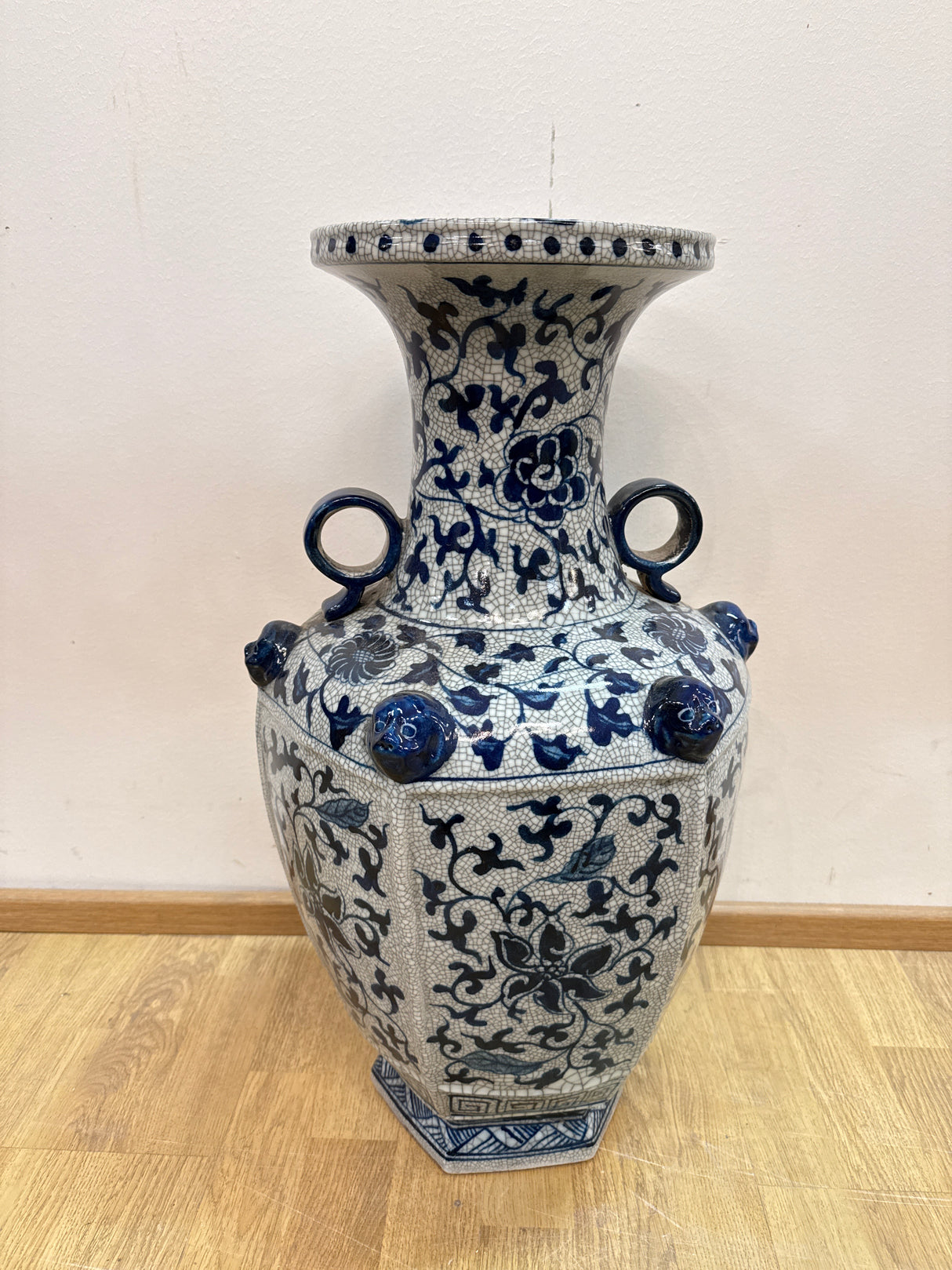 Kaunis posliiniruukku korvakkeilla K.62cm, H.34cm