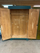 Tyylikäs vaatekaappi L. 111cm, S. 48cm ja K. 192,5cm.