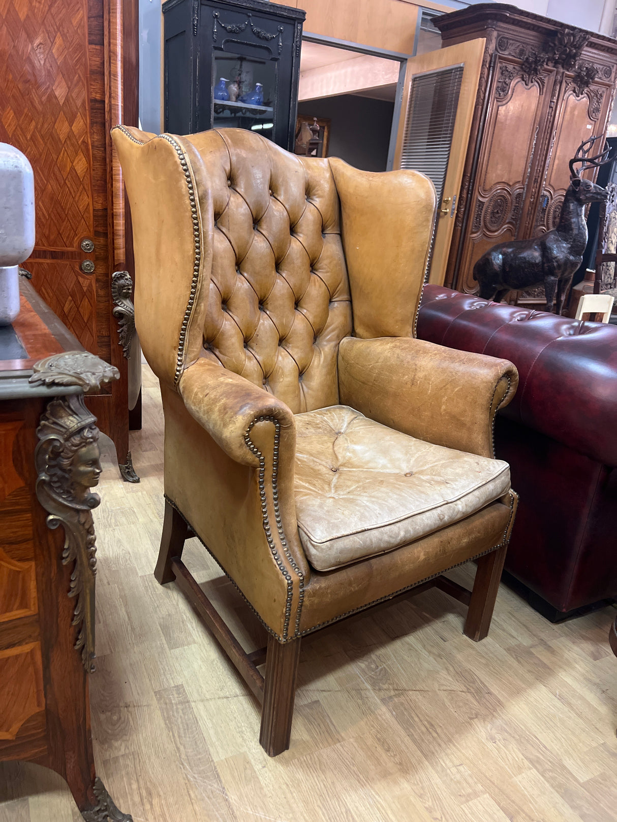 Chesterfield lepotuoli L. 81cm, S. 80cm ja K. 117cm ja istumakorkeus 47cm