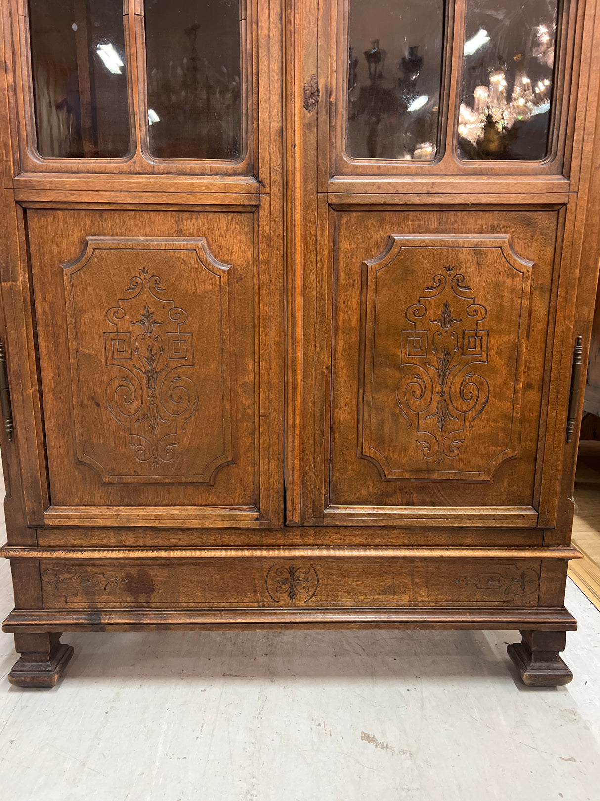 Beautiful small display cabinet L. 73.5cm, D. 38cm, H. 169.5cm