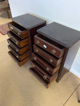 Englantilaiset yöpöydät. L. 45,5cm, S. 32,5cm ja K. 71,5cm