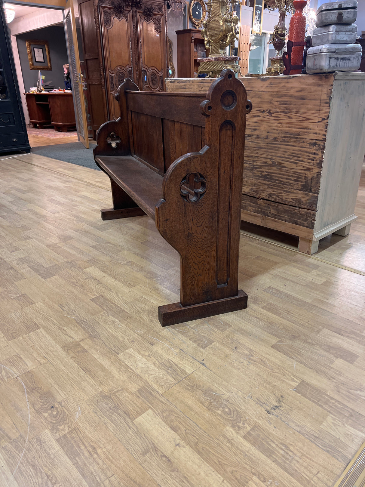 Kirkon penkki L. 149,5cmS. 40cm ja K. 97cm.