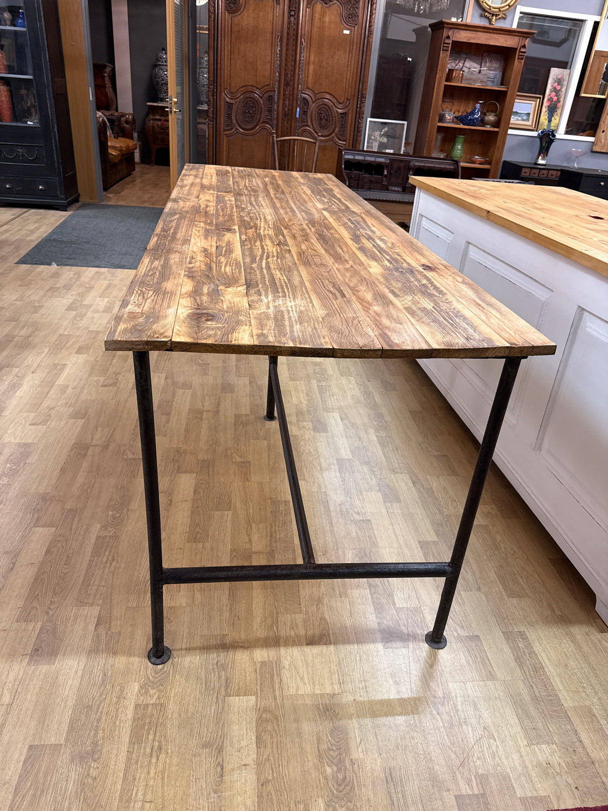 Metallijalkainen pöytä P.239.5cm L.77.5cm K.82cm